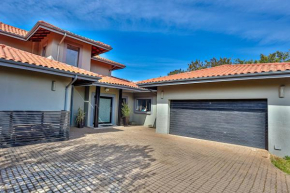 Cheerful 5 bedroom Zimbali Villa- with pool